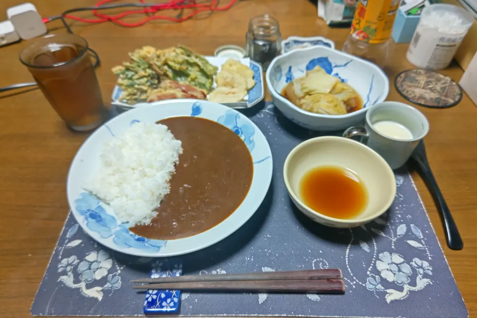カレーライス、自家製天ぷら盛り合わせ、煮物、なます、唐辛子の葉の佃煮、六条麦茶、練乳かけ手作り牛乳ゼリー(夕飯)|enarinさん