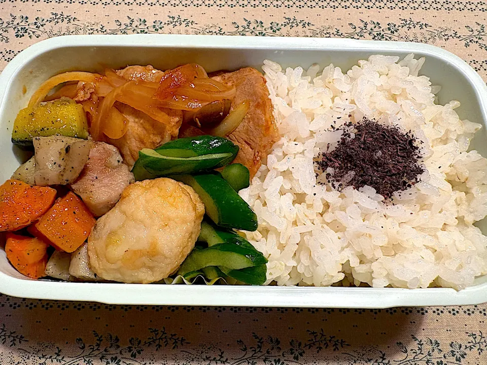 ポークチャップ、根菜と鶏肉の甘辛炒め、きゅうりの酢醤油ナムル、さつまいもさつま揚げ|おかーたまさん