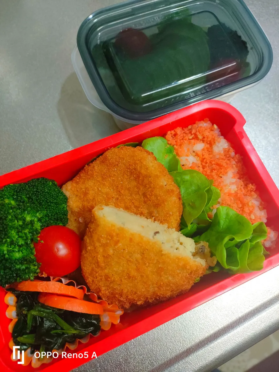 コロッケ弁当   サラダ付き|アボカド🥑さん