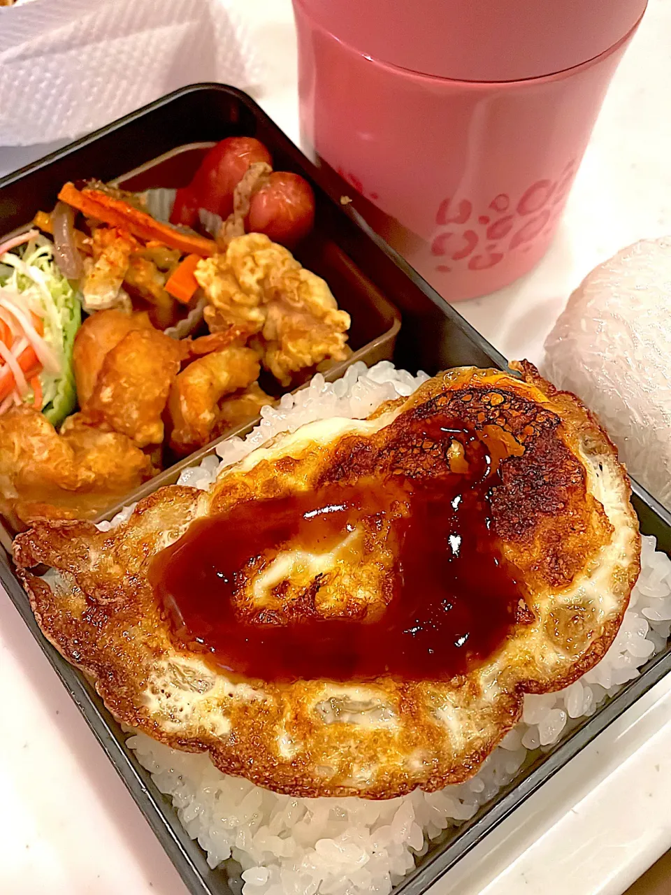 おっさん弁当　ソーセージ　俺のチンピラ　サラダ　唐揚げ　目玉の親父　おにぎり　豚汁|ひげおやじさん