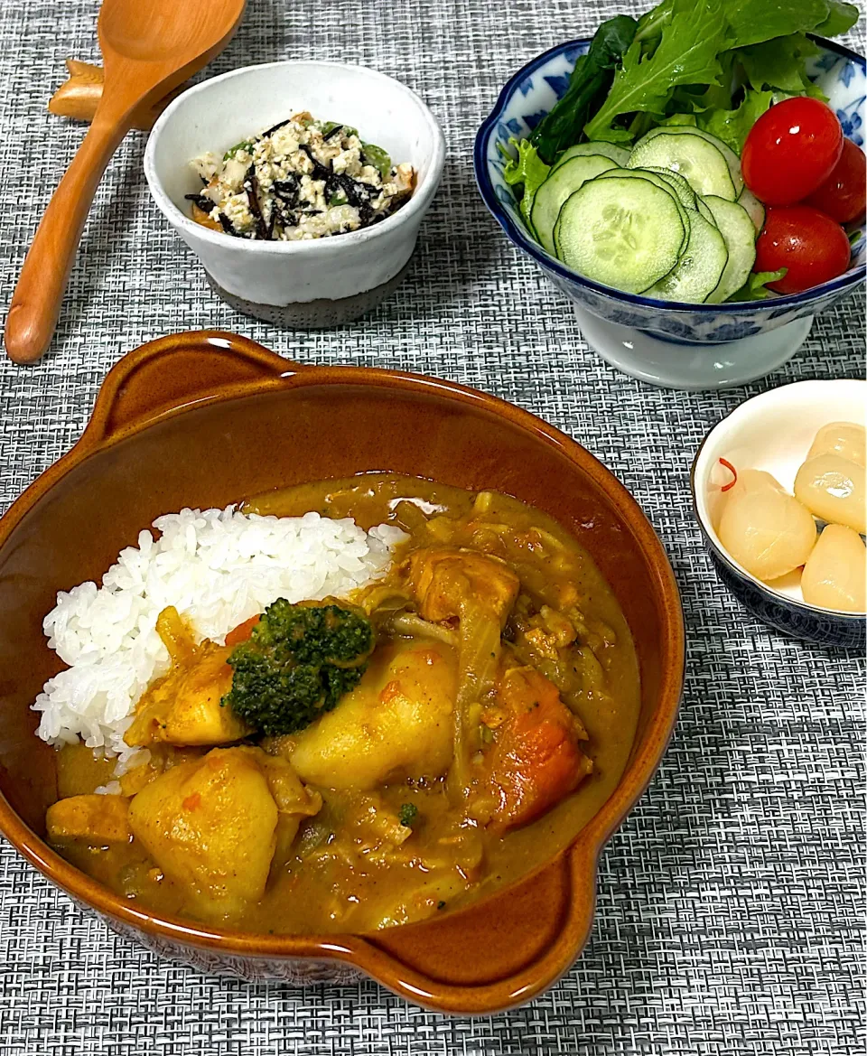 クリームシチューからのカレー🍛とサラダなど|にゃっきさん