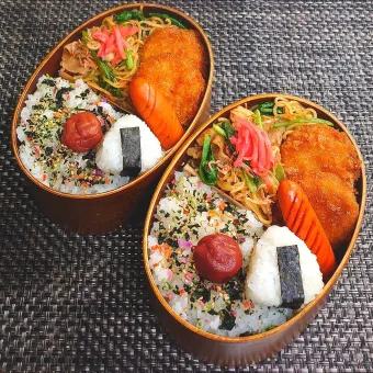 Snapdishの人気料理写真:母とムスコのラブラブおソロ♪緑のたぬき焼きそばはおかずです！弁当