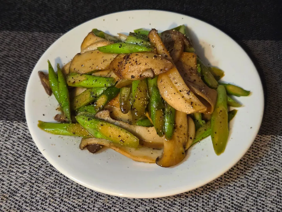 アスパラとエリンギのバター醤油炒め|Tomoさん