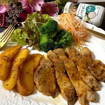 Snapdishの人気料理写真:花🍀さんの料理 りんごと豚肉のソテーでお誕生日おめでとう🎂🎉