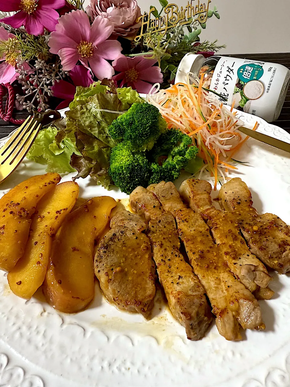 花🍀さんの料理 りんごと豚肉のソテーでお誕生日おめでとう🎂🎉|いっちゃんさん