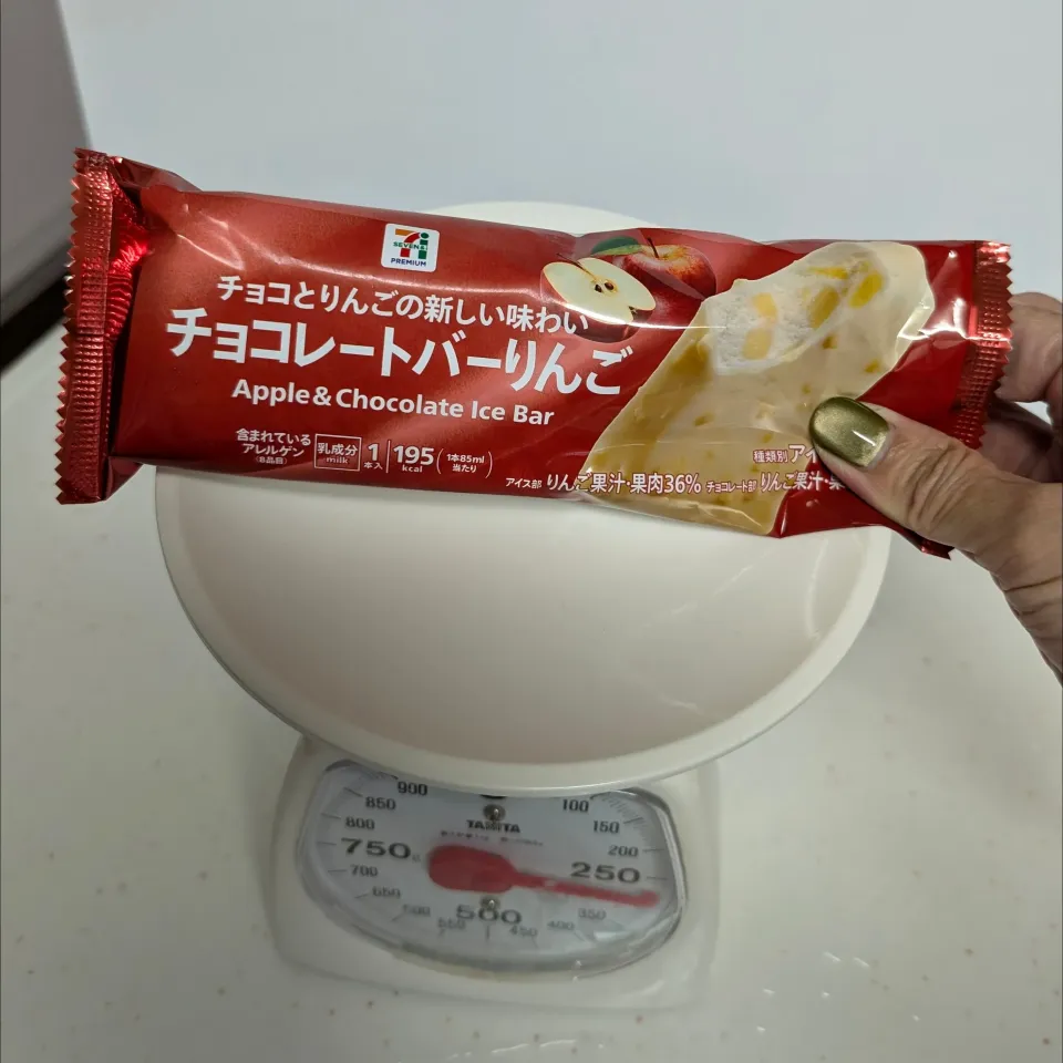セブンイレブン・チョコレートりんごバー🍎。|ママちんさん