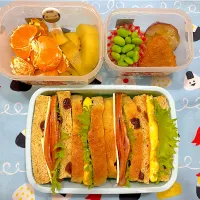 昨日焼いたパンで、ハムたまごサンドイッチお弁当です。　レーズンパンだけど、サンドにしちゃいました😅#お弁当|みなみさん