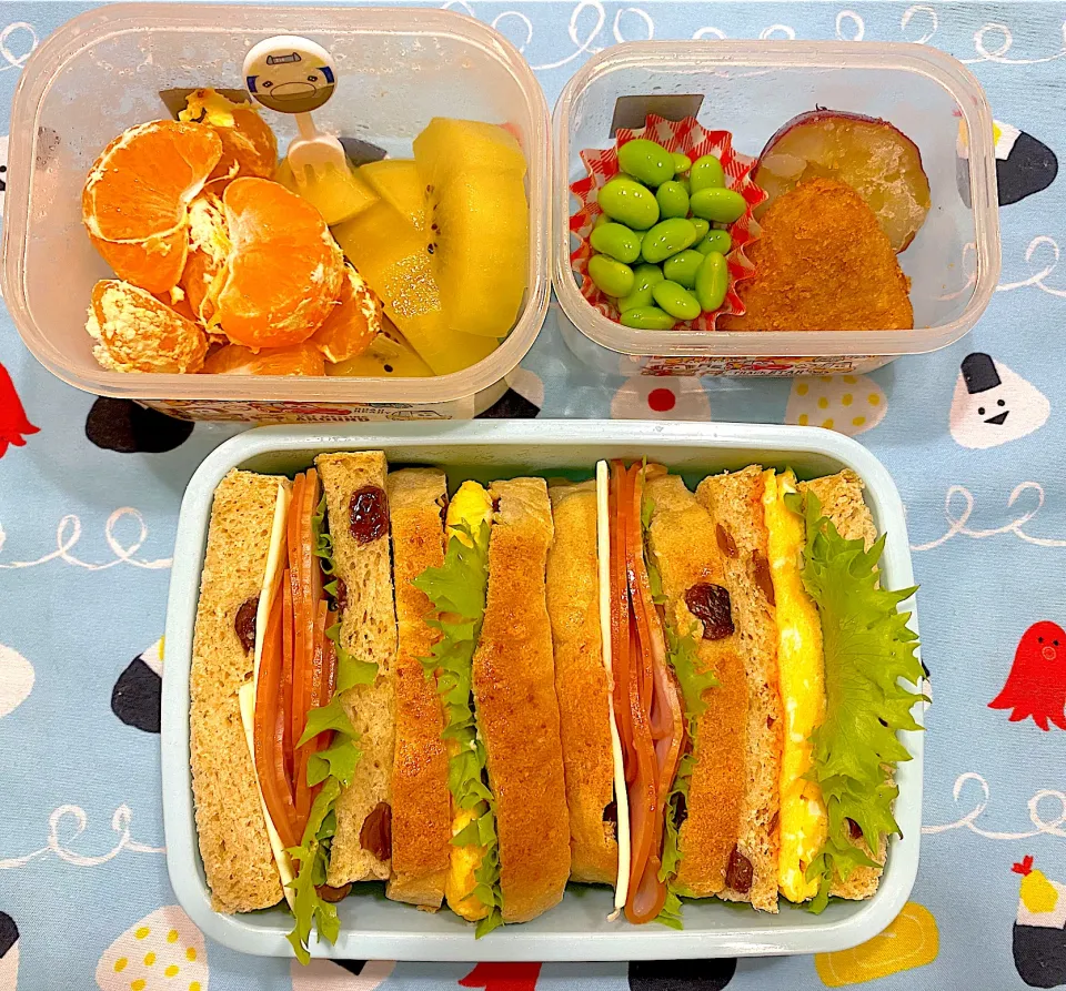 昨日焼いたパンで、ハムたまごサンドイッチお弁当です。　レーズンパンだけど、サンドにしちゃいました😅#お弁当|みなみさん