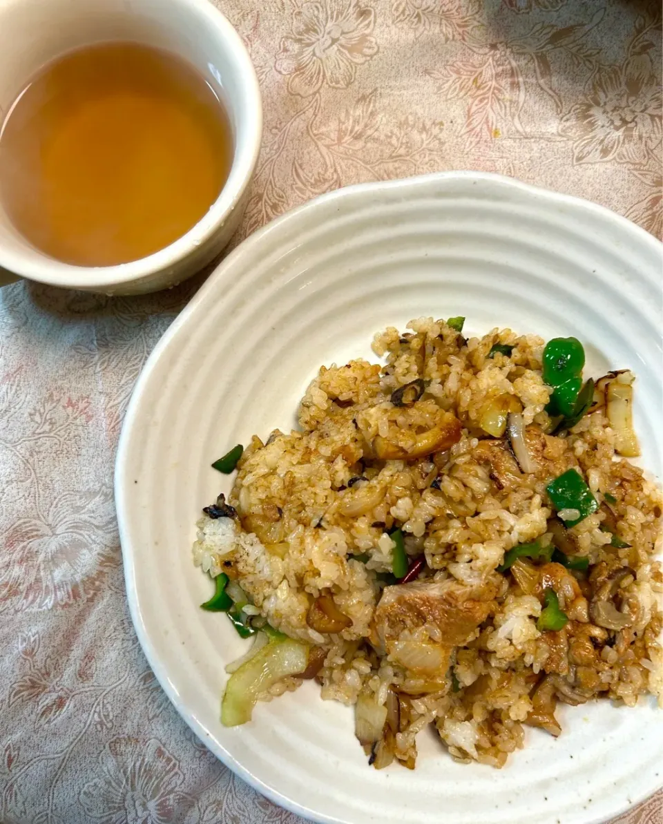 カザフスタンにチキンピラフがあればこんな感じなのではないか…的なチキンピラフ。味付けはパプリカ、唐辛子、にんにく、クミン、トマトソースに漬け込んだお肉+コンソメベースの米。　#米料理　#ピラフ|おたこすさん