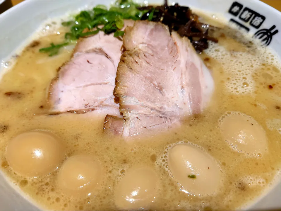 【11/15までの期間限定店舗】
【完全キャッシュレス対応】 
#新宿地下ラーメン 
中村麺三郎商店 from 神奈川県相模原市
鹿児島豚骨ラーメン (1,300円) 
＋味付けうずら卵5個 (200円)
@新宿小田急エース北館
25304
〈醤148塩48噌󠄀22タ10昆9出15
F16冷27混4つ3焼1ポ1〉|大脇さん