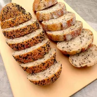 黒ごまと白ごまのカンパーニュ（切ったところ）|みりさん