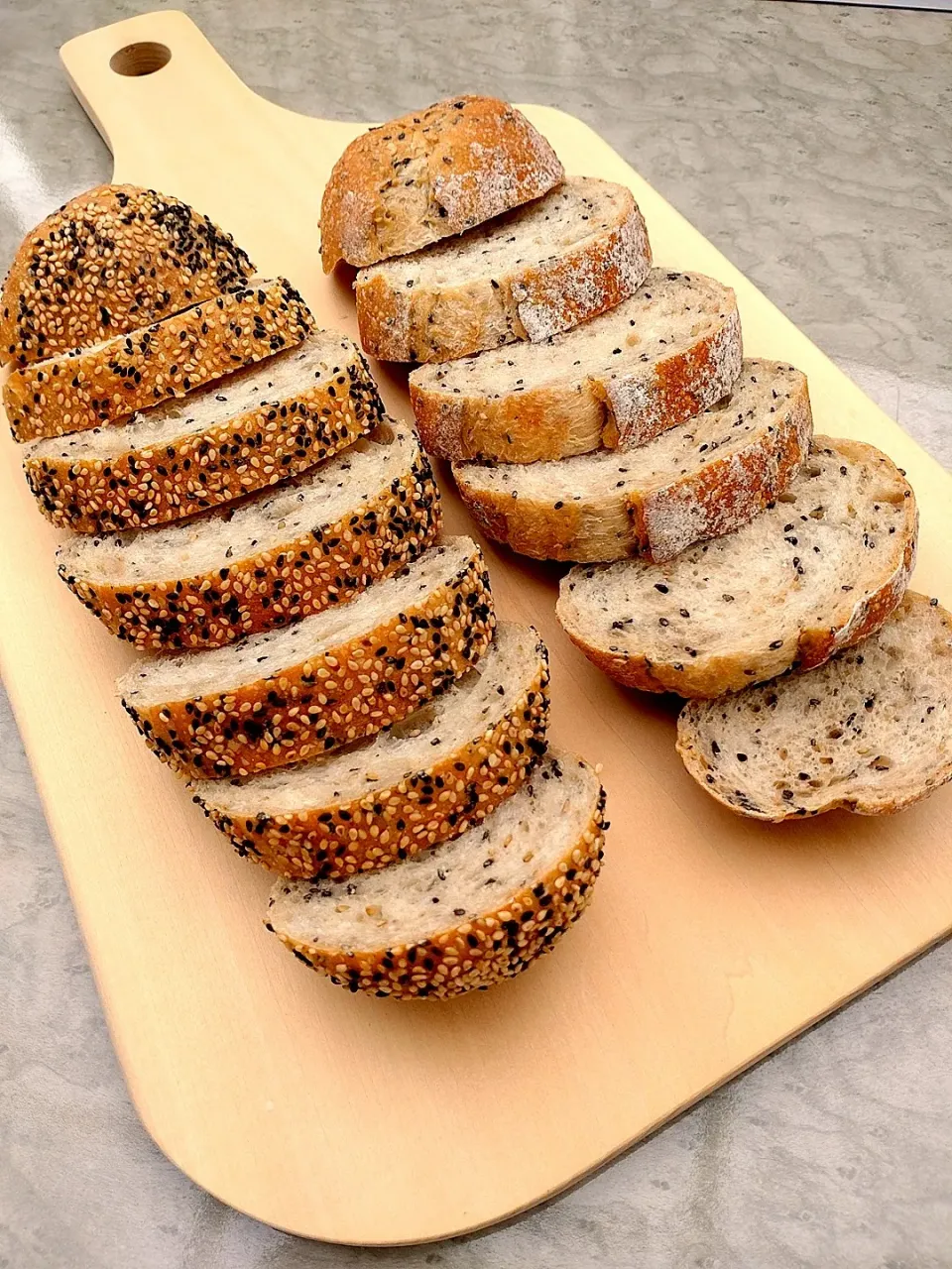 黒ごまと白ごまのカンパーニュ（切ったところ）|みりさん