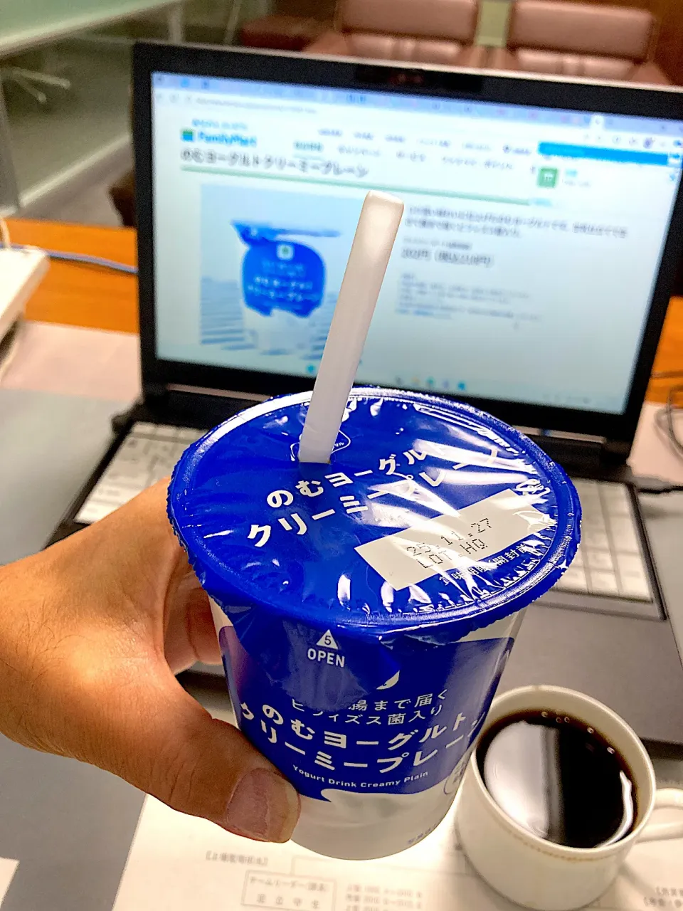 今日の昼ご飯　ファミマの「のむヨーグルト クリーミープレーン」　今朝、体重を測ったら61.8k。年内達成目標の62kをさらに超えていきました😄なんとかこれを維持したいなー。でも今日から家内（はやと）が名古屋に来るからまた飲み食いしちゃうなあ💦|なびさん