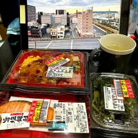 寮のラーメンは不味いので、買い出し晩ごはん😋|すかラインさん