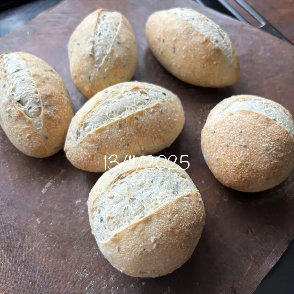 胡麻プチパン|友さん