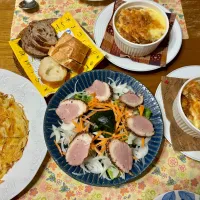 夕飯〜オニオングラタンスープ・ジャガイモのガレット・鴨パストラミのサラダ|おさむさん