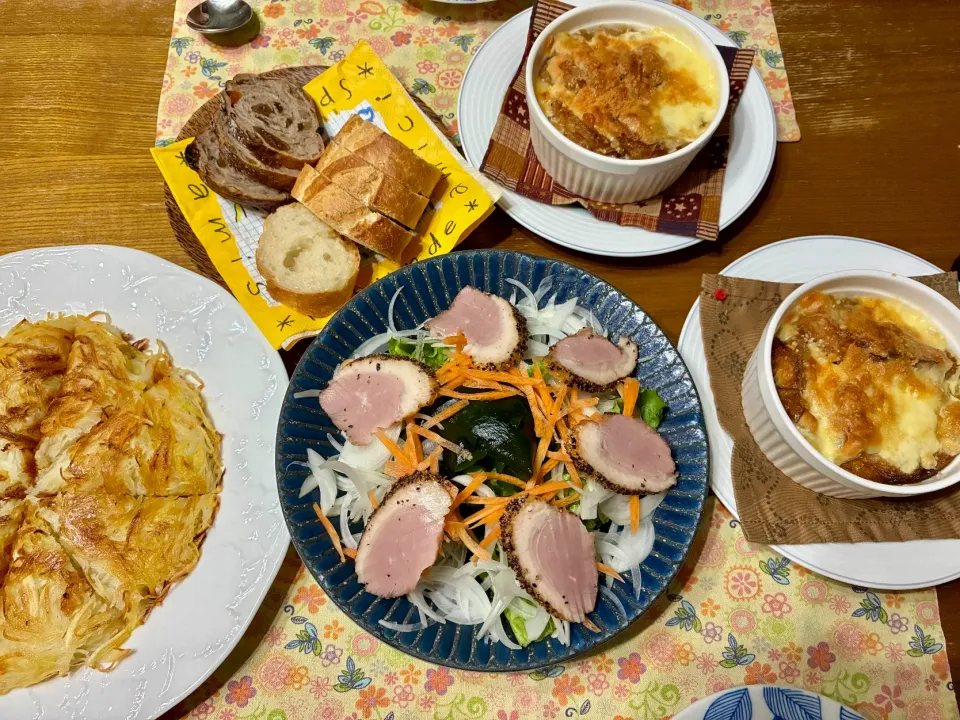 夕飯〜オニオングラタンスープ・ジャガイモのガレット・鴨パストラミのサラダ|おさむさん