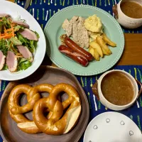 ある日の夕飯〜ソーセージ、イモ、プレッツェル、サラダ、オニオンスープ|おさむさん