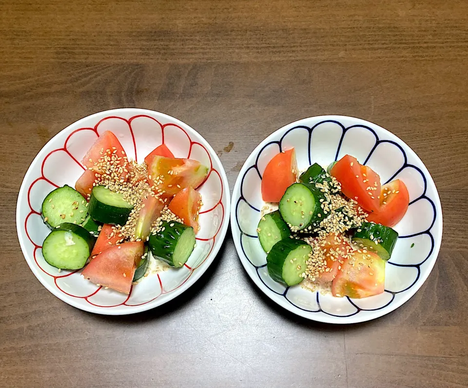 今日の晩ご飯②  まずはトマトときゅうりのサラダ・胡麻マヨドレッシングを作りテーブルにサーブしておきます|なびさん