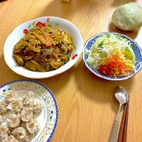 チキンと茄子と根菜の出汁スパイスカレー、グリーンサラダ、ミニしゅうまい、メロンパン。| くろーぶやんさん