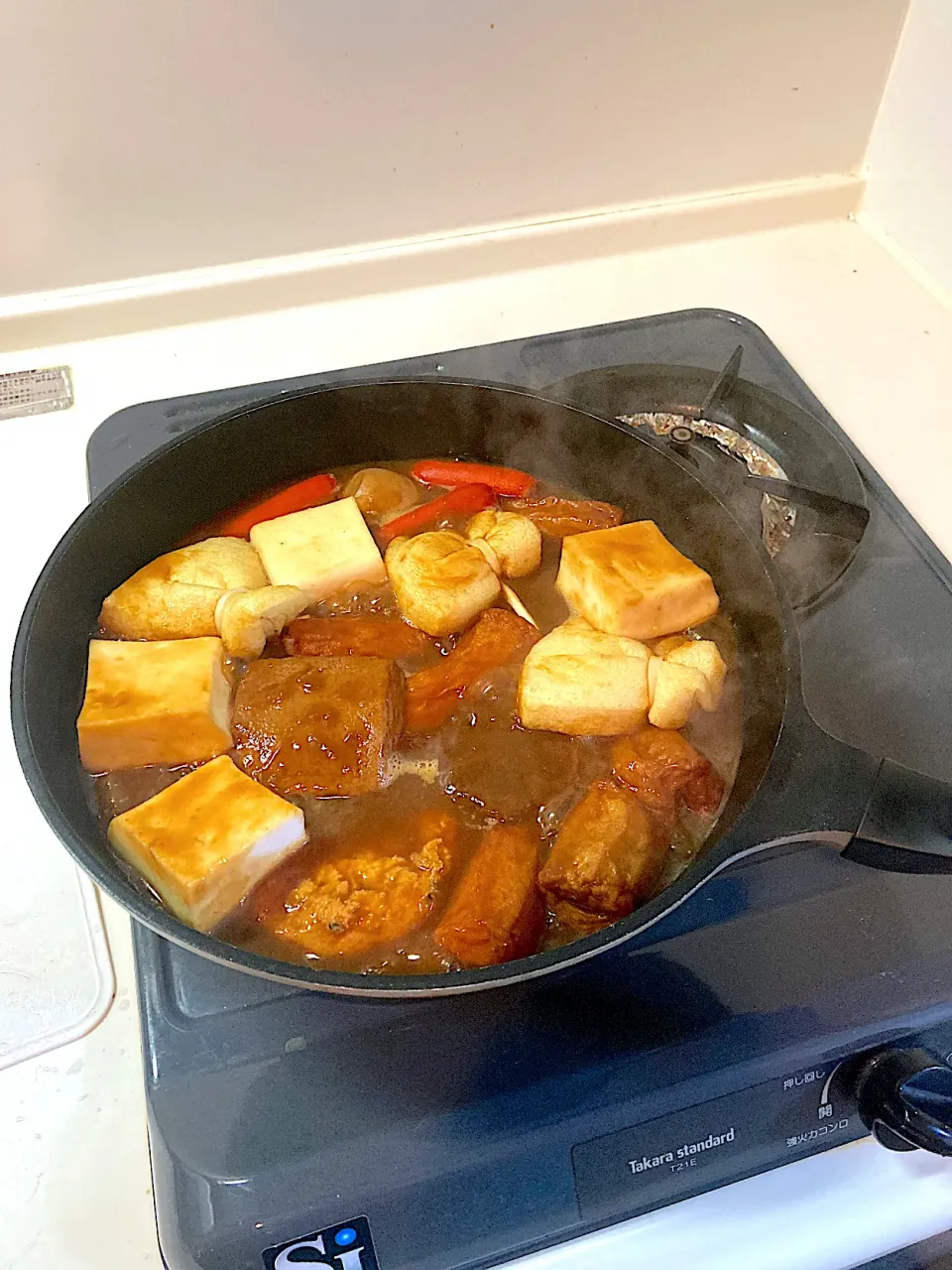 今日の晩ご飯③  味噌おでんパック２袋をフライパンにあけ、別途買ったおでん種を追加投入して煮込みます|なびさん