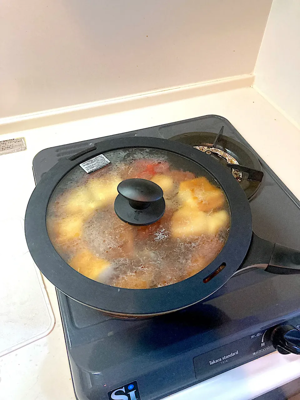 今日の晩ご飯④  追加投入したおでん種にもしっかり火が通るように蓋をしてコトコト煮込みまし|なびさん