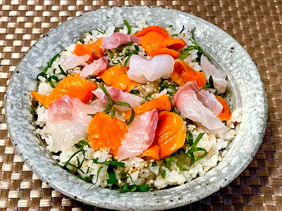 鯛とスモークサーモンと大葉の簡単まぜ寿司|KANAさん