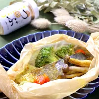 サワラのつぶみそカレー紙包み焼き🐟|めいめいさん