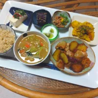 さつま芋と蓮根と鶏もも肉の甘辛炒め定食です✨ぎんさんのポテトも添えて✨