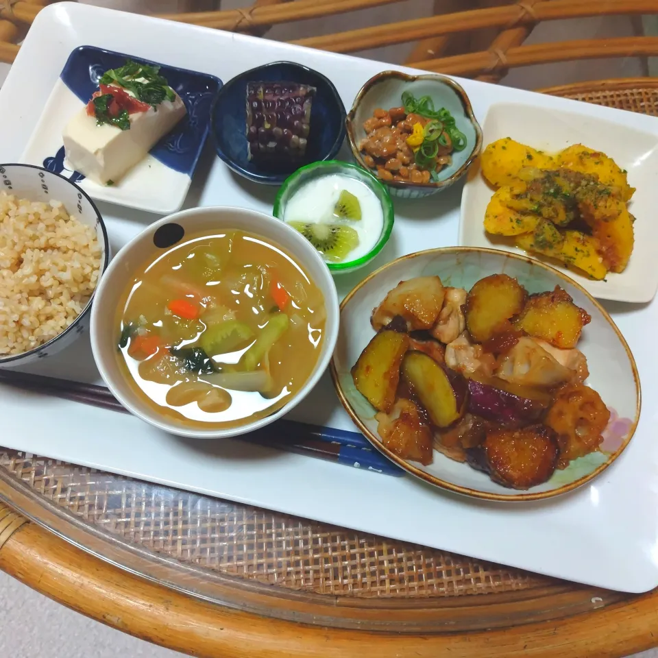 さつま芋と蓮根と鶏もも肉の甘辛炒め定食です✨ぎんさんのポテトも添えて✨|rikako♪。.:＊さん