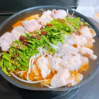 家族でもつ鍋🍲(下にはウインナー仕込み済み)|こじめろ。さん