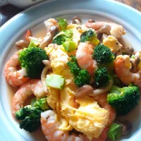 ヤマサ醤油公式アカウントさんの料理 えびとブロッコリーの海鮮だし卵炒め