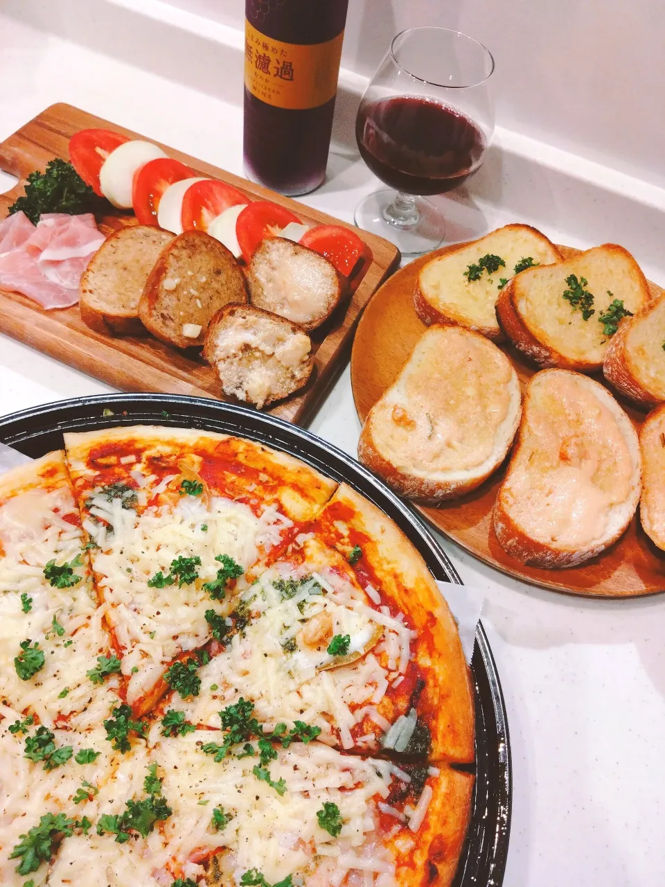 マルゲリータピザ、明太フランス、ガーリックフランス、カプレーゼ|samさん