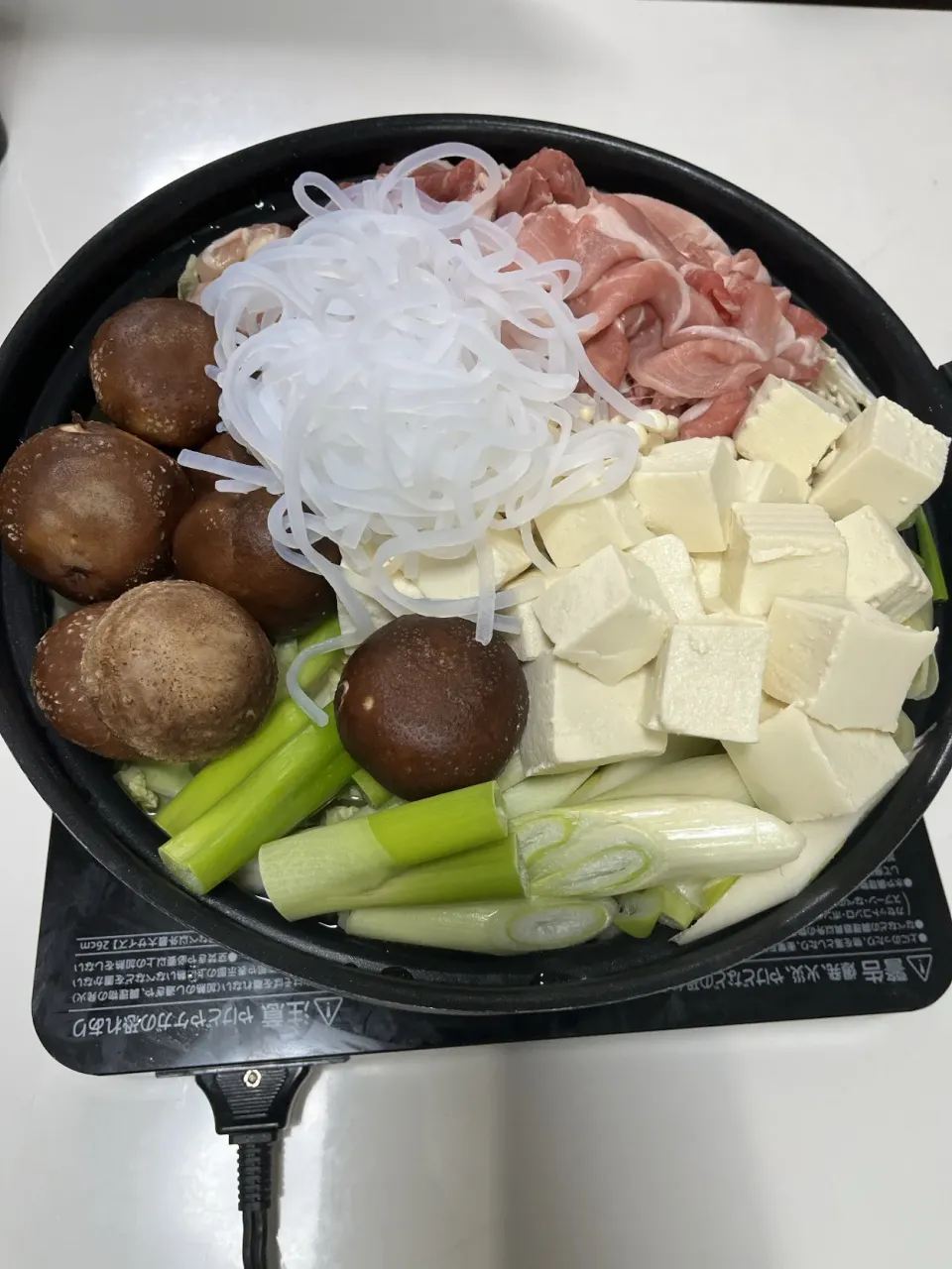 晩御飯☆寄せ鍋。豚こま・鶏もも・白菜・葱・豆腐・椎茸・えのき・くずきり|Saharaさん