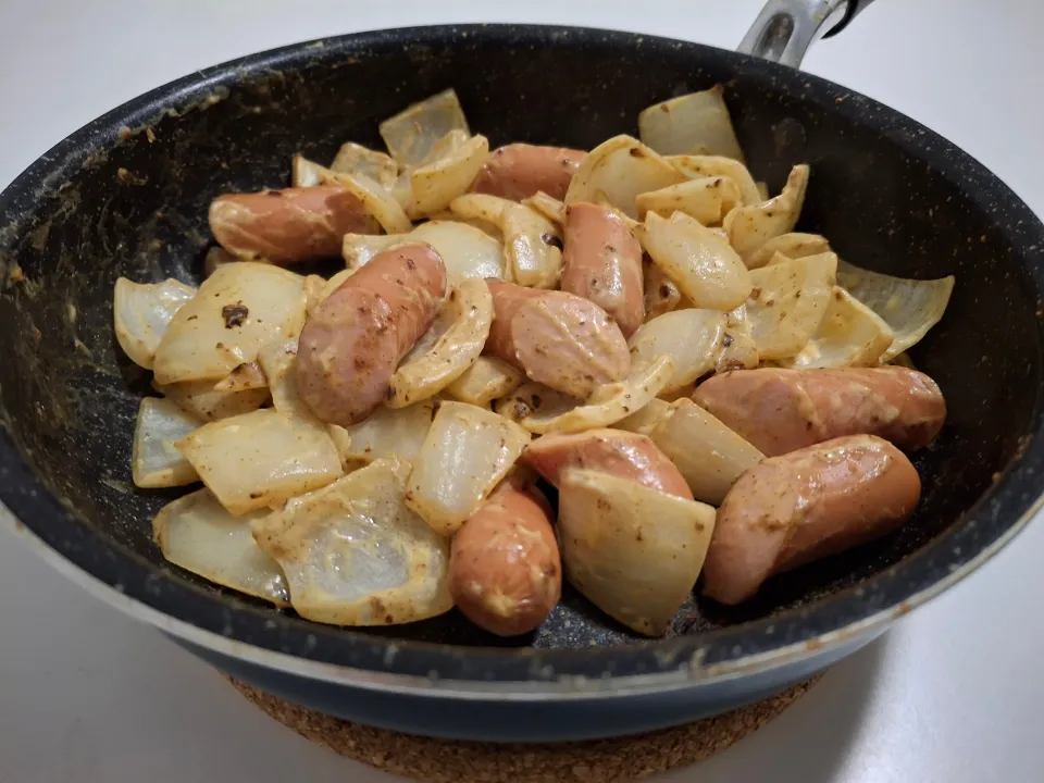 ソーセージと玉ねぎ（Zwiebeln）のマスタード炒め|テツさん