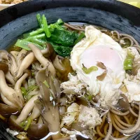 在宅勤務中のランチ(きのこ蕎麦)|おおもりの星さん