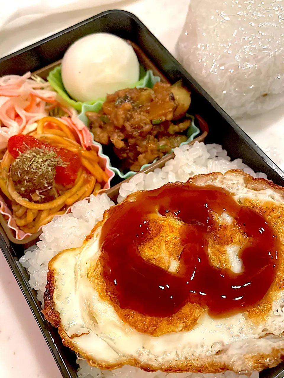 おっさん弁当　サラダ　チーズボール　パスタ　ドライカレー　目玉の親父　おにぎり|ひげおやじさん