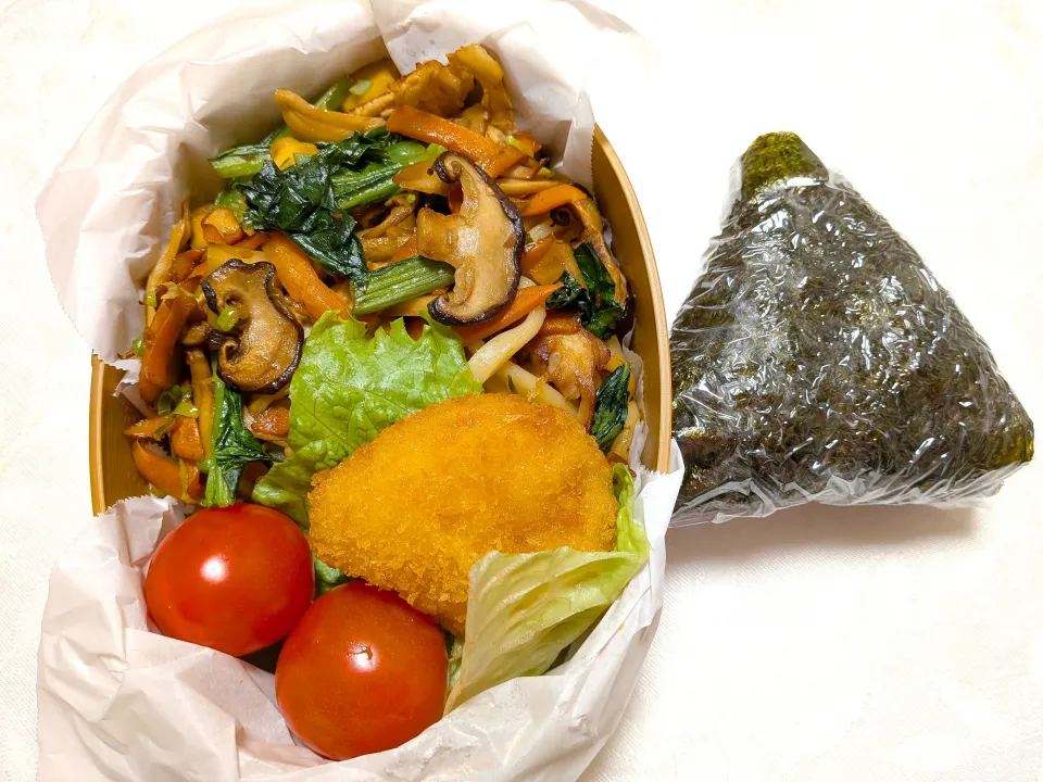 11/14のお弁当　焼きうどんとおにぎり弁当|卯月さん