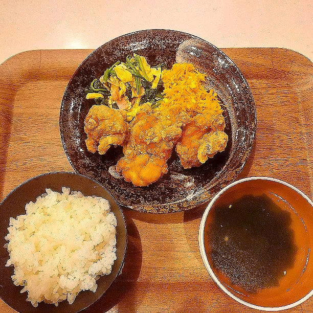 唐揚げ　人参しりしり　ほうれん草ソテー　ワカメスープ|ぷゆこさん