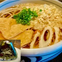 今日の麺好きランチは                                               「名古屋風たぬき蕎麦・ひじきむすび」