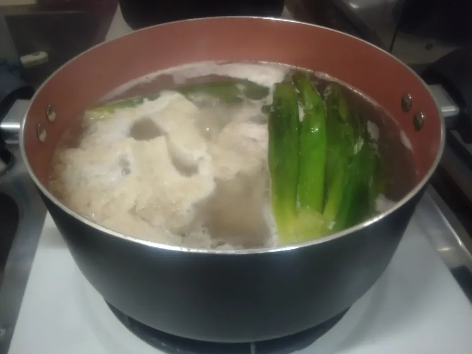 キヌガサダケと鶏もも肉のスープを作っているところ|にんにくと唐辛子が特に好き❤️(元シャリマー)さん