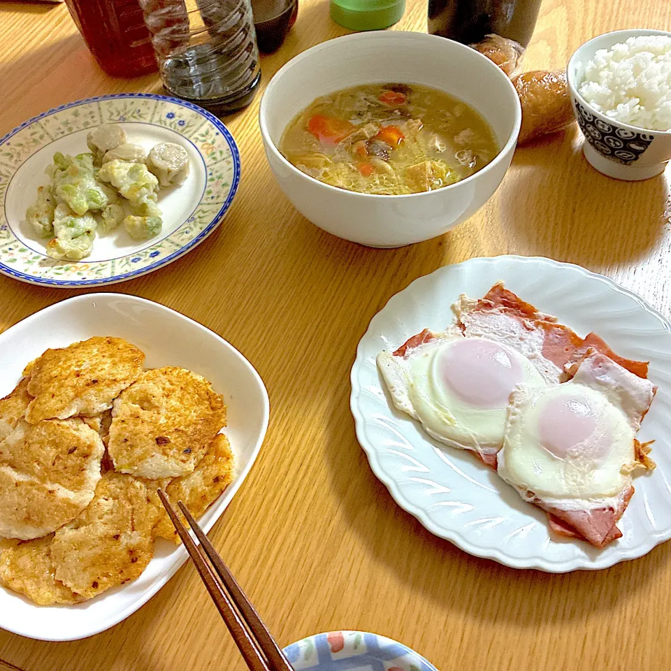 ベーコンエッグ、厚揚げと鶏団子と根菜の生姜味噌鍋、山芋のチヂミ、つまみあげ、唐辛子ふりかけ。|くろーぶやんさん