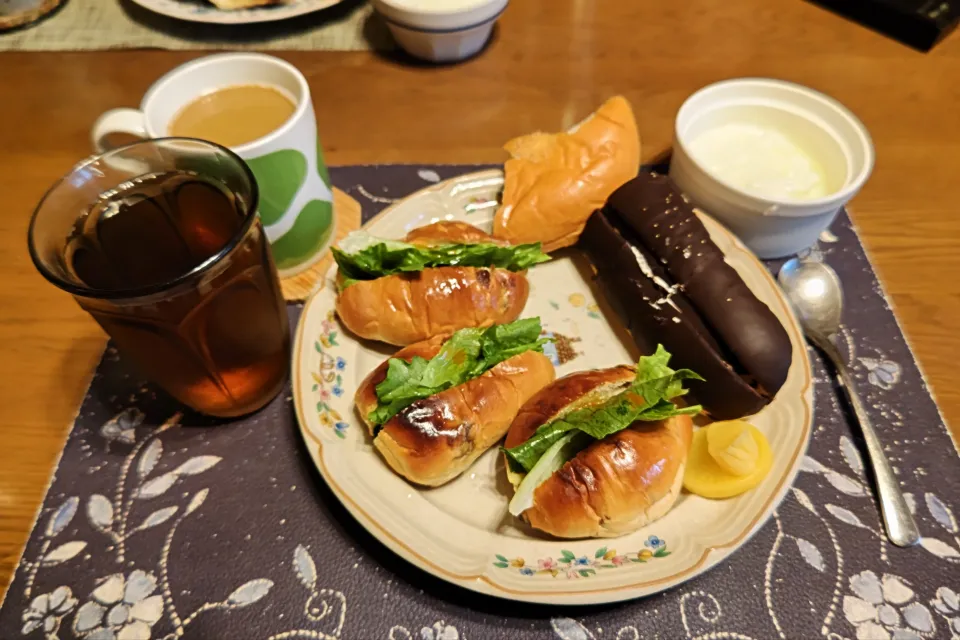 レーズンロールパントーストサンドイッチ、つぶあんパン、チョコホイップパン、沢庵、ホットコーヒー、六条麦茶、ヨーグルト(昼飯)|enarinさん