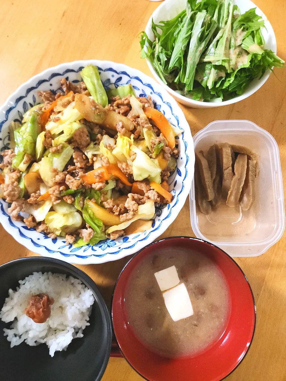 肉野菜炒め焼肉のタレ味、水菜サラダ、なめこと豆腐の味噌汁、鉄砲漬け|さきさん