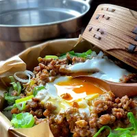 蒸籠で「肉みそ丼」