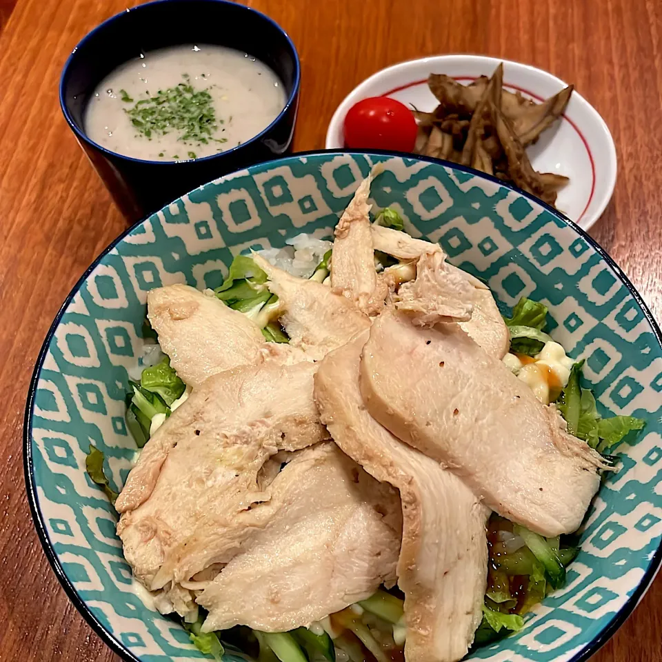 鳥チャーシュー丼　ごぼう甘辛炒め　ごぼうとキノコのポタージュ|とゆあさん