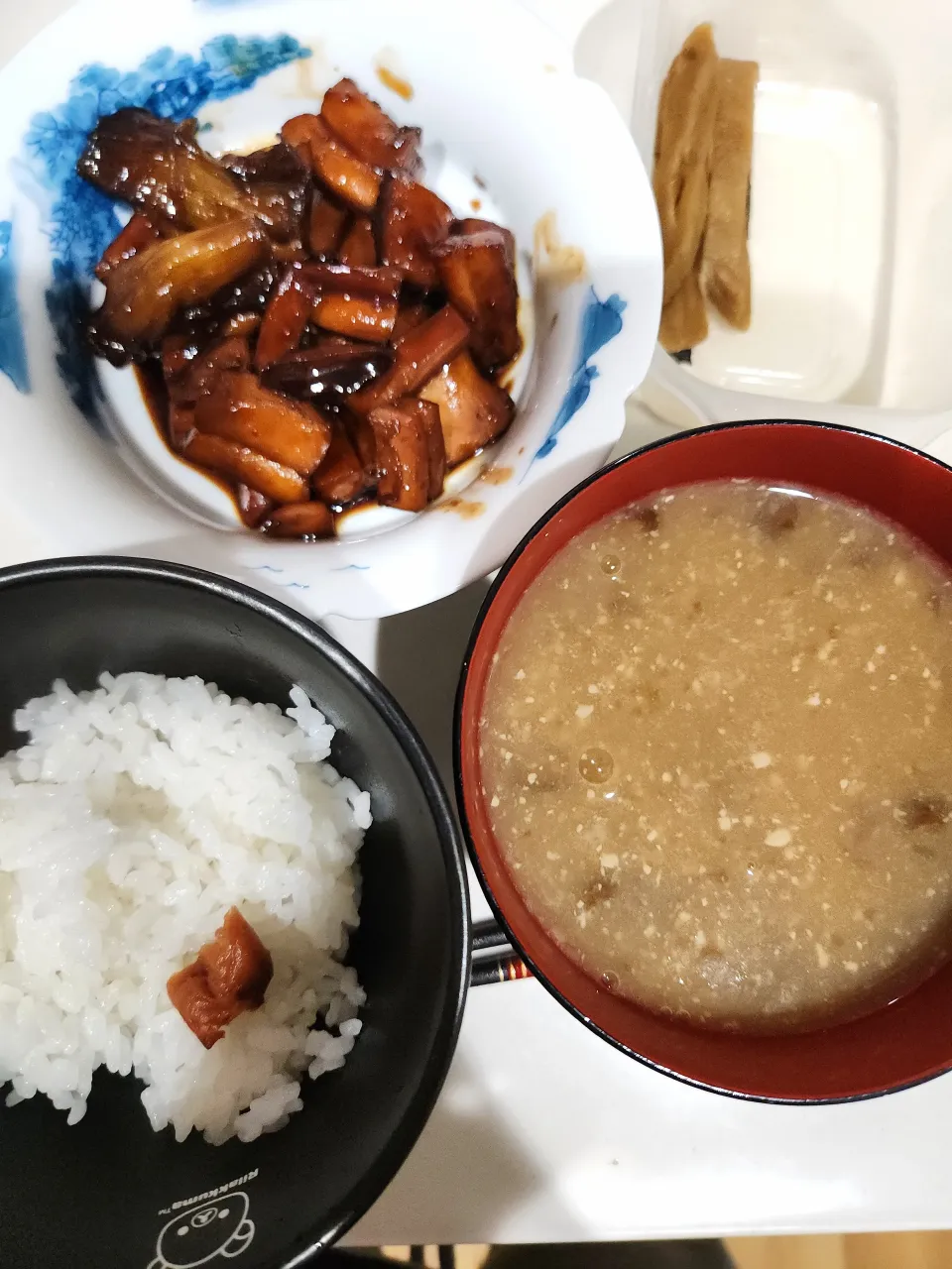 イカの煮物、なめこと豆腐の味噌汁、鉄砲漬け、梅干し|さきさん