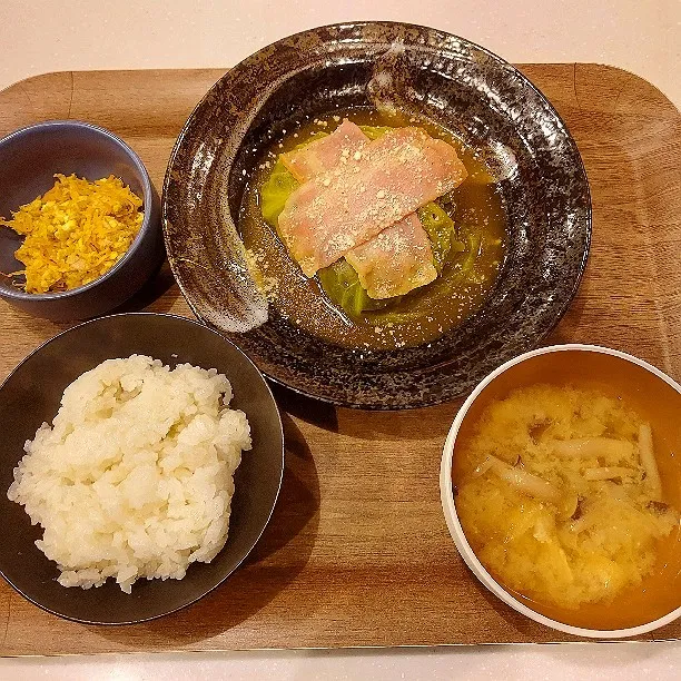 ロールキャベツ　人参しりしり　しめじねぎ油揚げのお味噌汁|ぷゆこさん