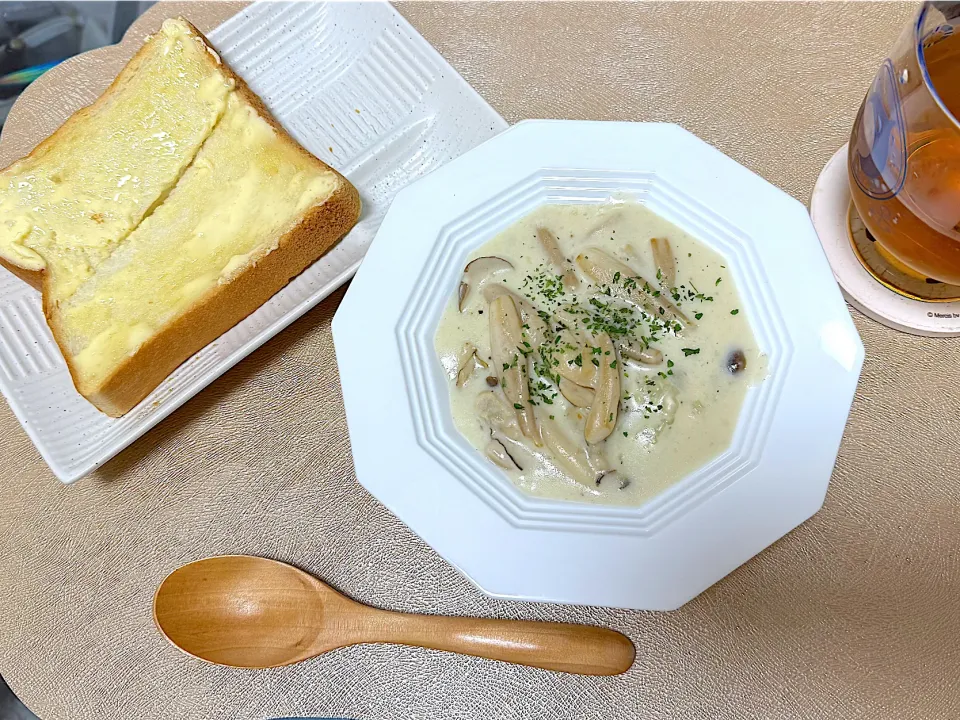 牡蠣とキノコのクリームシチュー🍄‍🟫🦪|S h i z🦋さん