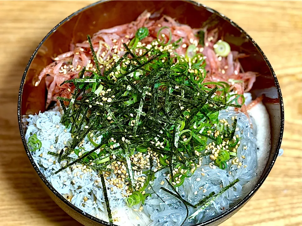 ☆生桜えびと生しらすとしらすのとろろ･おろし丼|まぁたんさん